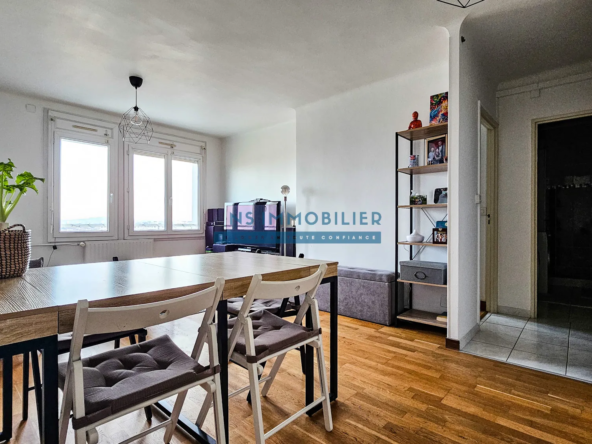Appartement F4 avec Loggia et Vue sur La Défense à Houilles 