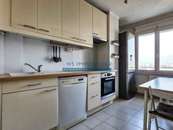Appartement F4 avec Loggia et Vue sur La Défense à Houilles 