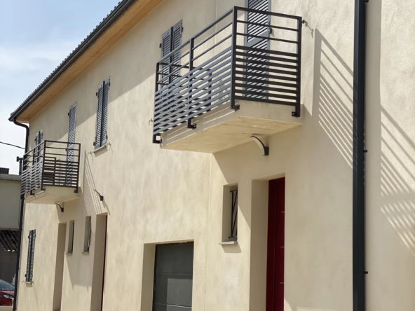Maison mitoyenne de 2020 à Orange avec garage et terrasse 