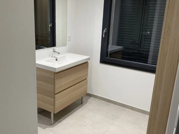 Maison mitoyenne de 2020 à Orange avec garage et terrasse 