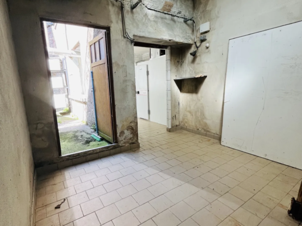 Bâtiment commercial à vendre à Lure - 145 m² avec appartement 