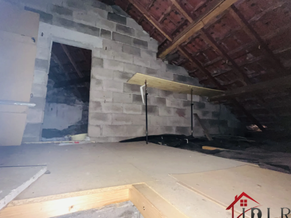 Bâtiment commercial à vendre à Lure - 145 m² avec appartement 