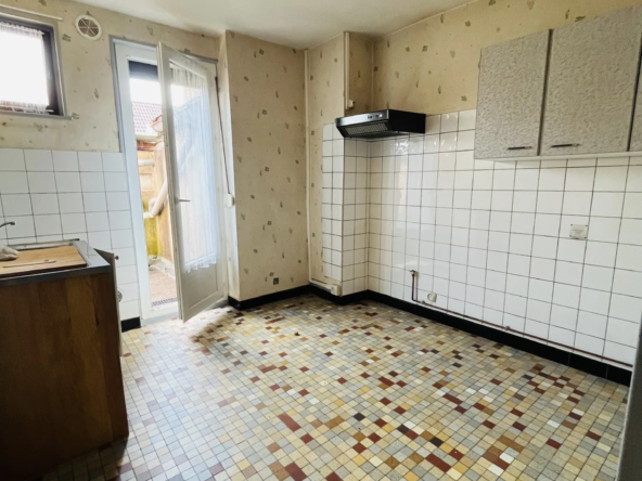 Bâtiment commercial à vendre à Lure - 145 m² avec appartement 