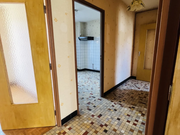 Bâtiment commercial à vendre à Lure - 145 m² avec appartement 