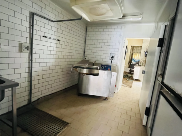 Bâtiment commercial à vendre à Lure - 145 m² avec appartement 