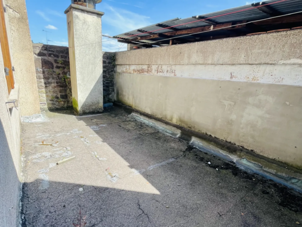 Bâtiment commercial à vendre à Lure - 145 m² avec appartement 