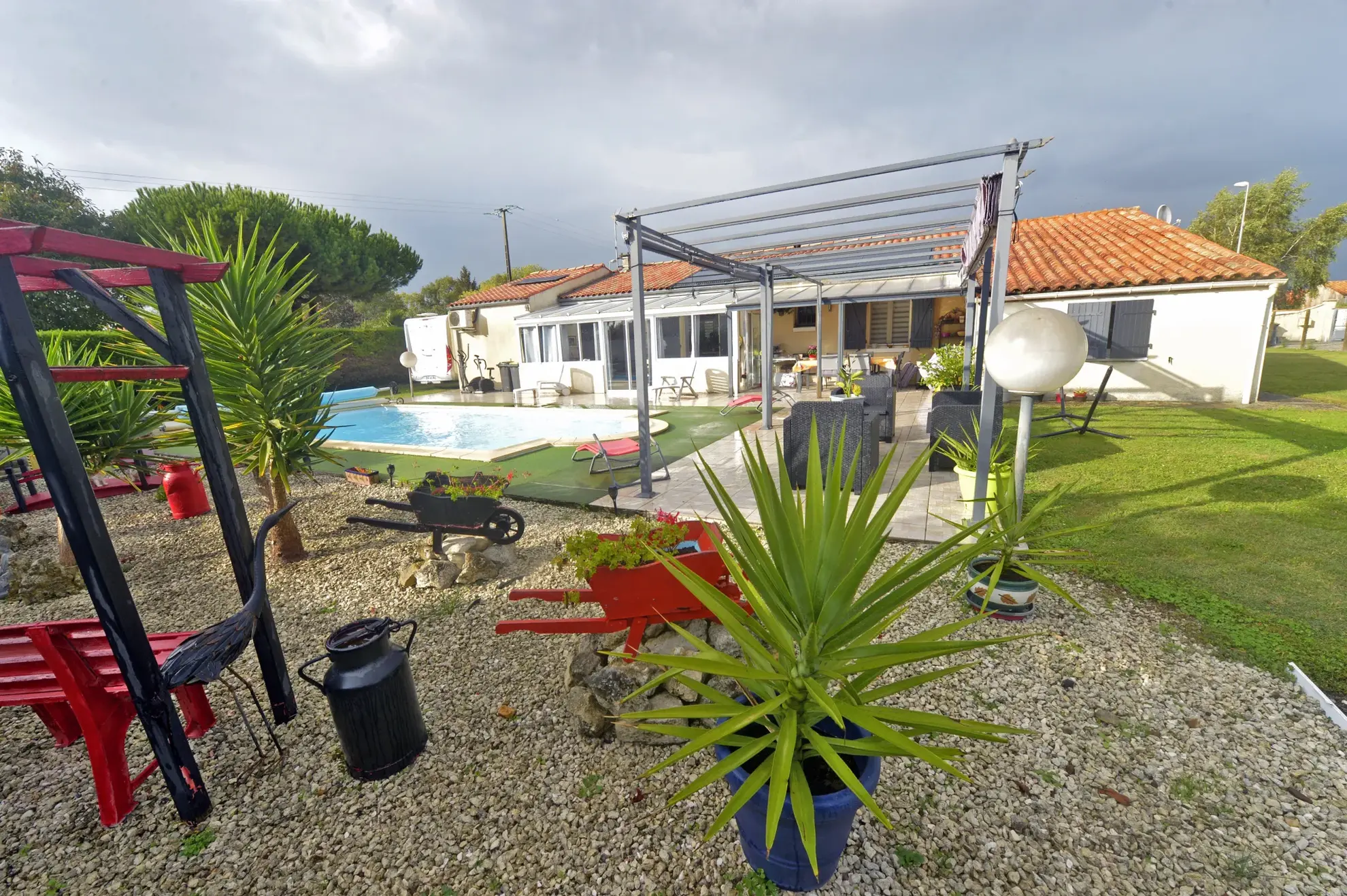 Maison de plain-pied avec piscine à Cozes - 4 chambres 