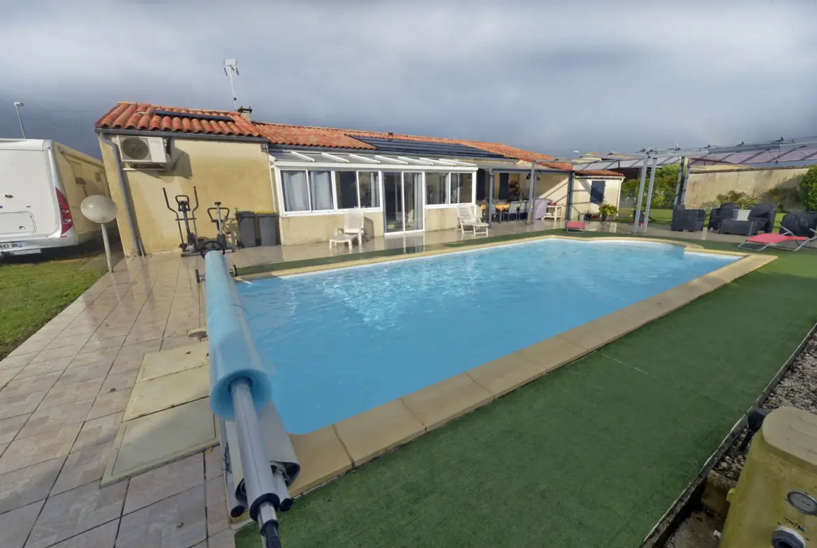 Maison de plain-pied avec piscine à Cozes - 4 chambres 