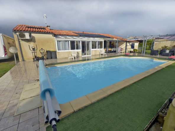 Maison de plain-pied avec piscine à Cozes - 4 chambres
