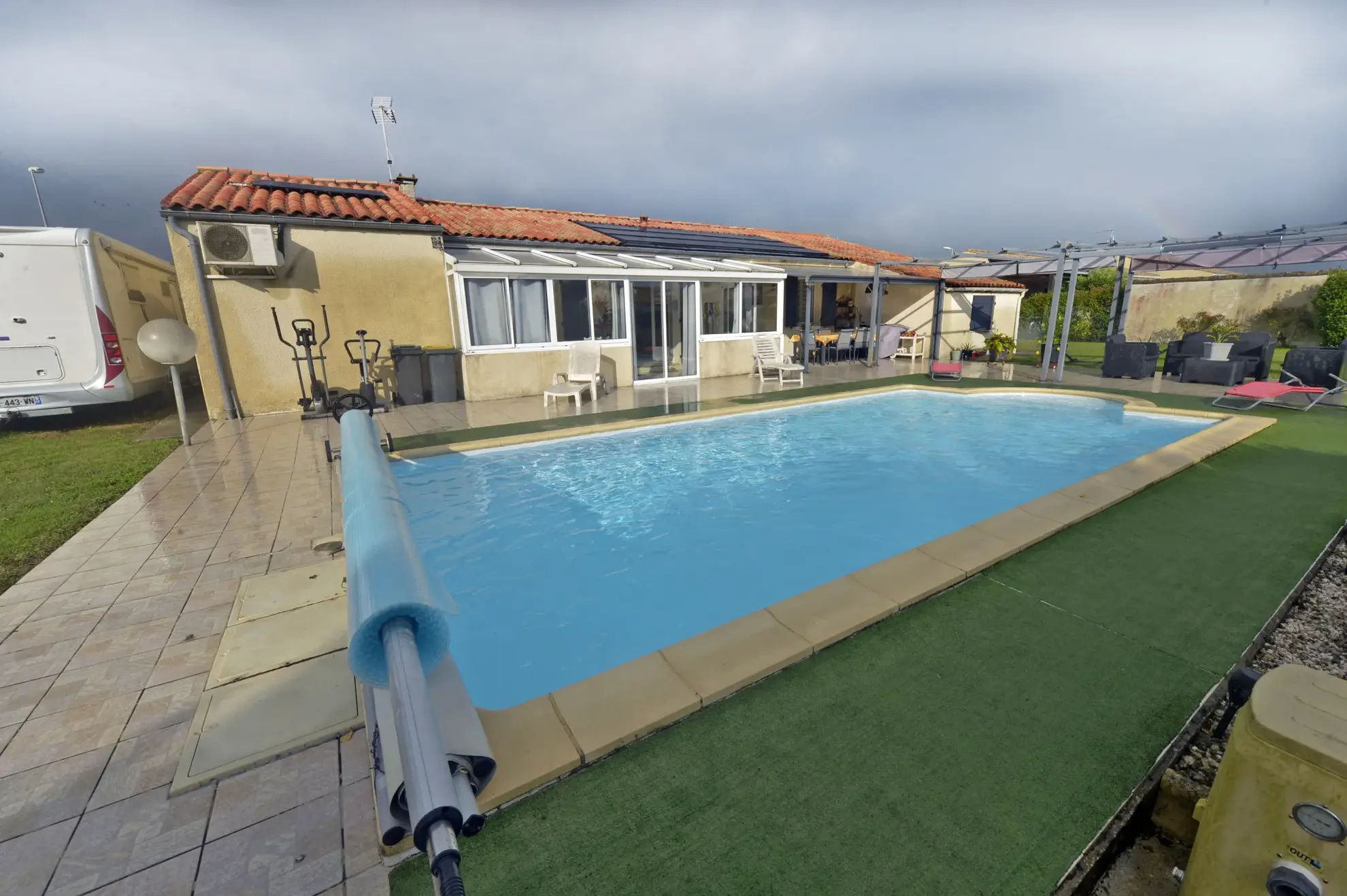 Maison de plain-pied avec piscine à Cozes - 4 chambres 