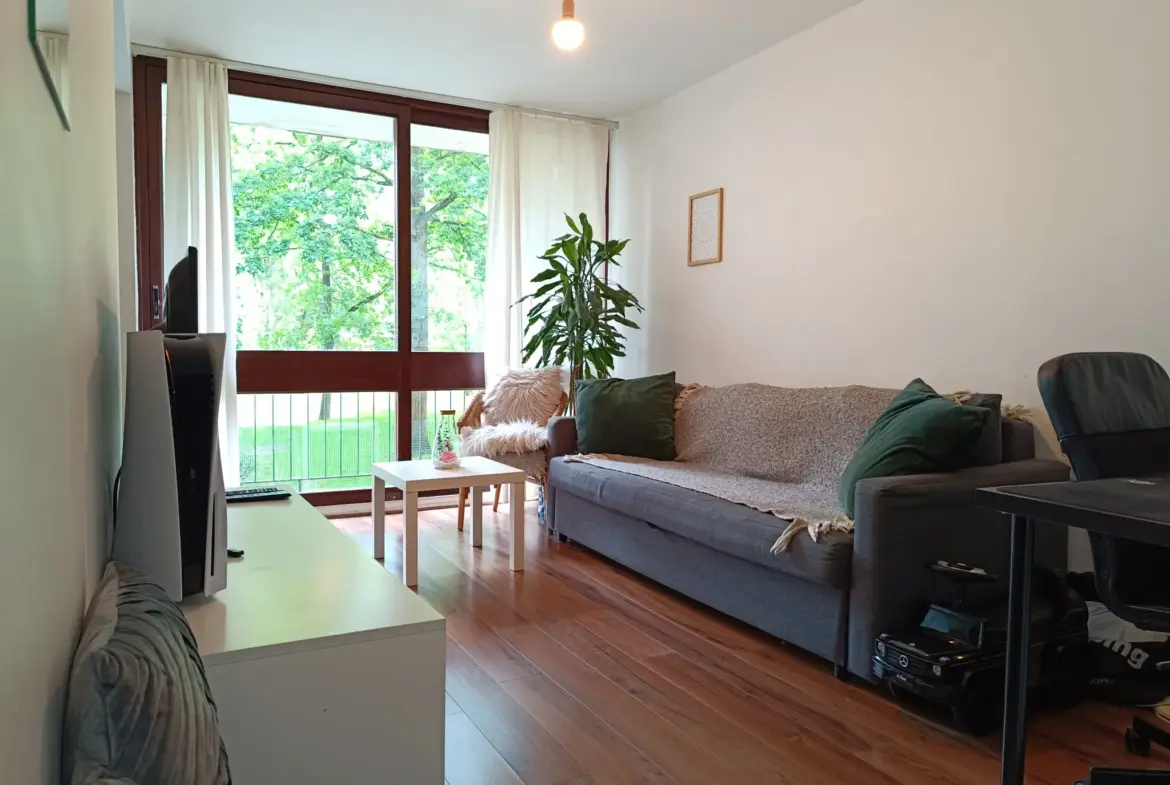 Bel appartement avec balcon et piscine à Fontenay le Fleury 