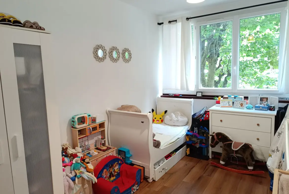 Bel appartement avec balcon et piscine à Fontenay le Fleury 