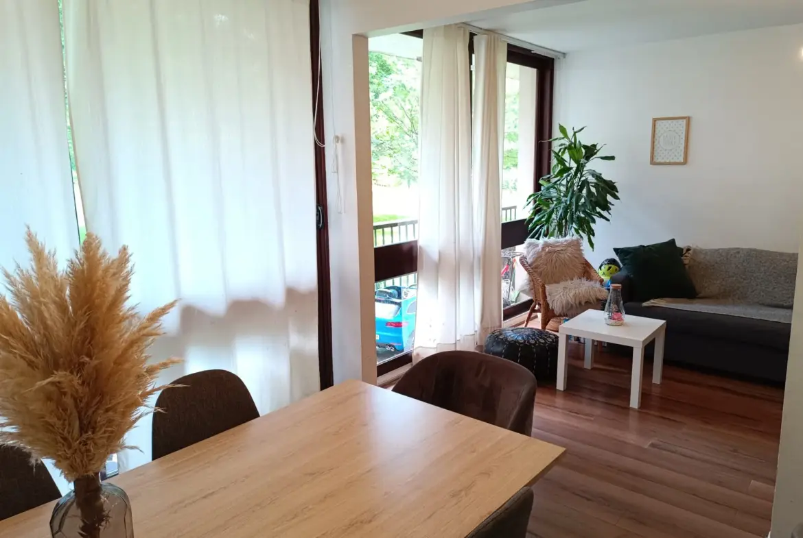 Bel appartement avec balcon et piscine à Fontenay le Fleury 