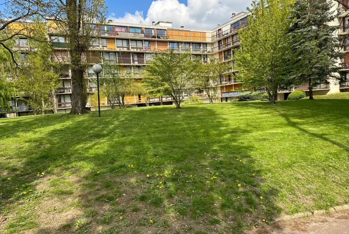 Bel appartement avec balcon et piscine à Fontenay le Fleury 