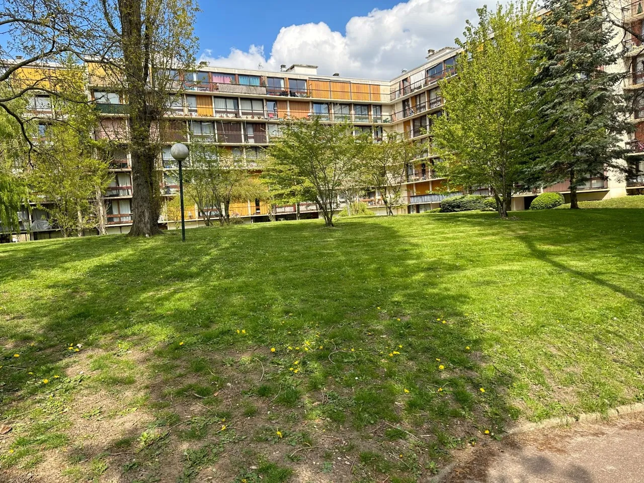 Bel appartement avec balcon et piscine à Fontenay le Fleury 