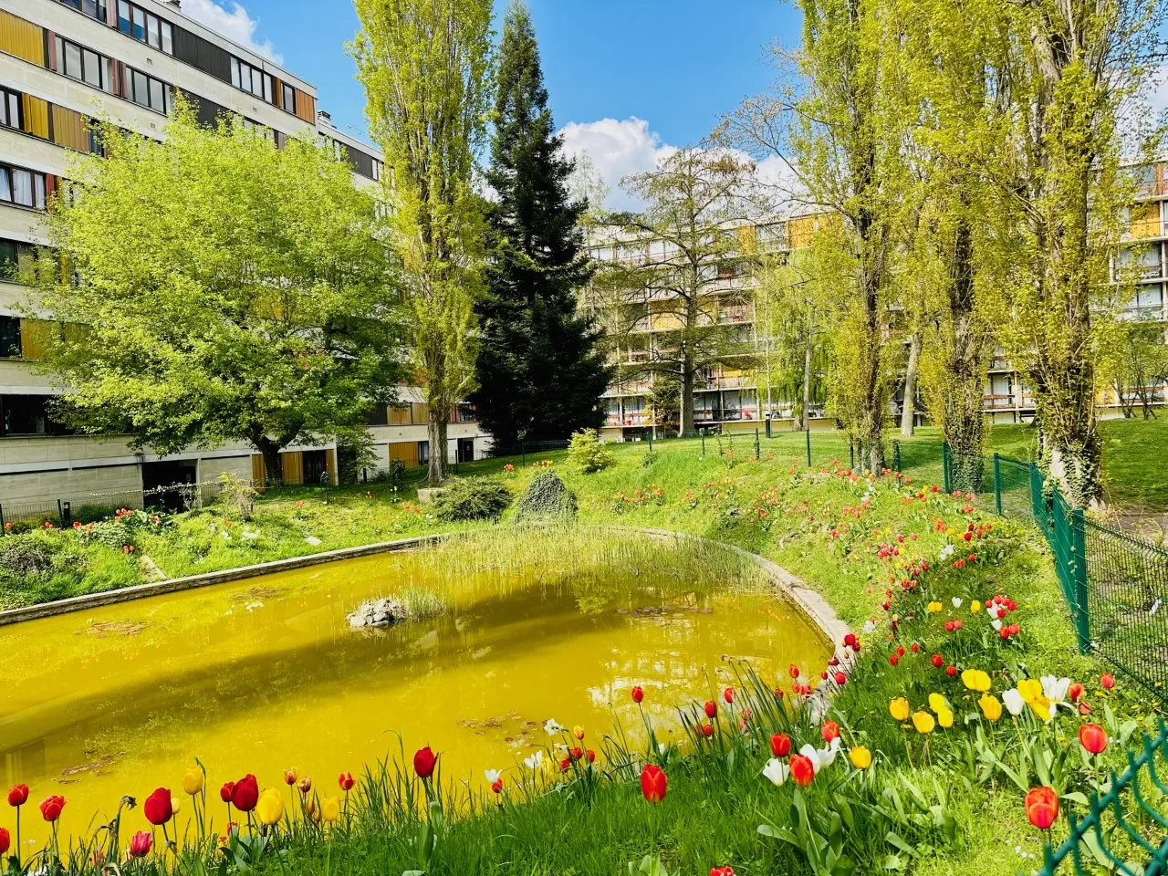 Bel appartement avec balcon et piscine à Fontenay le Fleury 