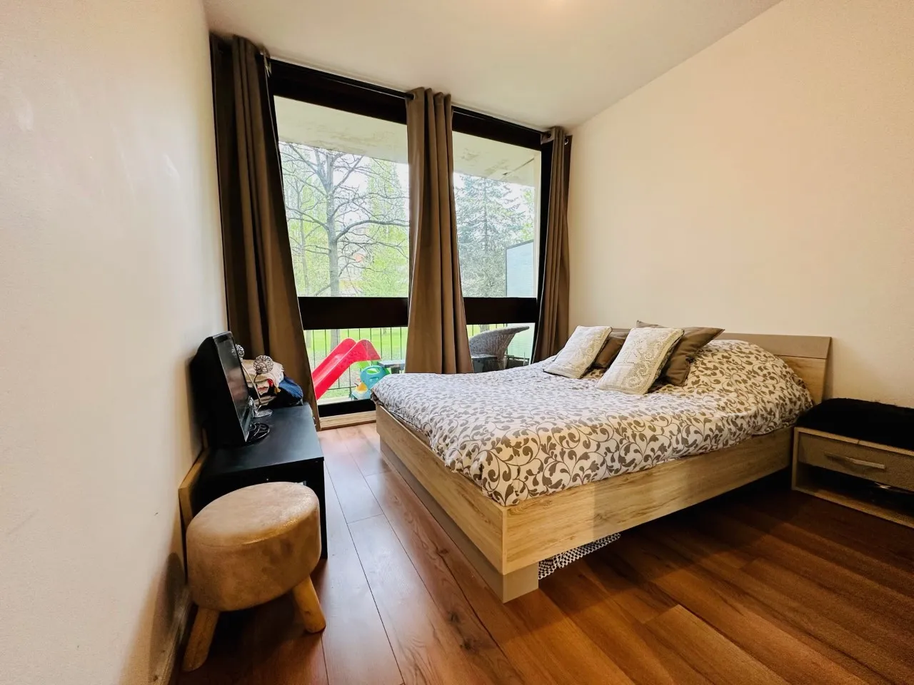 Bel appartement avec balcon et piscine à Fontenay le Fleury 