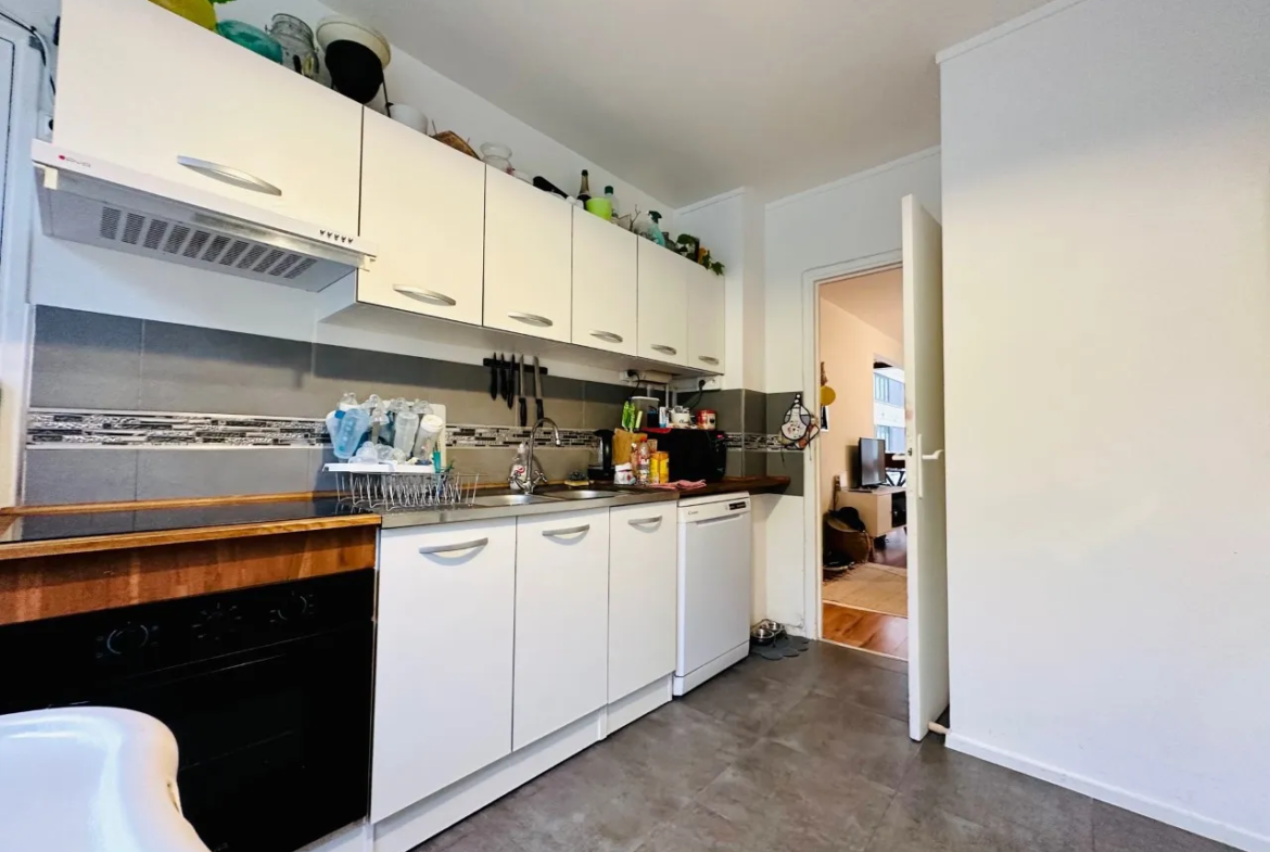 Bel appartement avec balcon et piscine à Fontenay le Fleury 