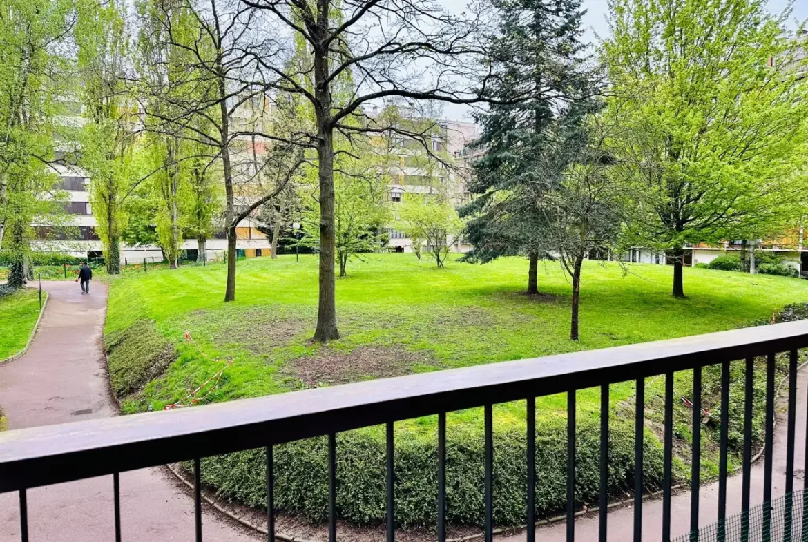 Bel appartement avec balcon et piscine à Fontenay le Fleury 