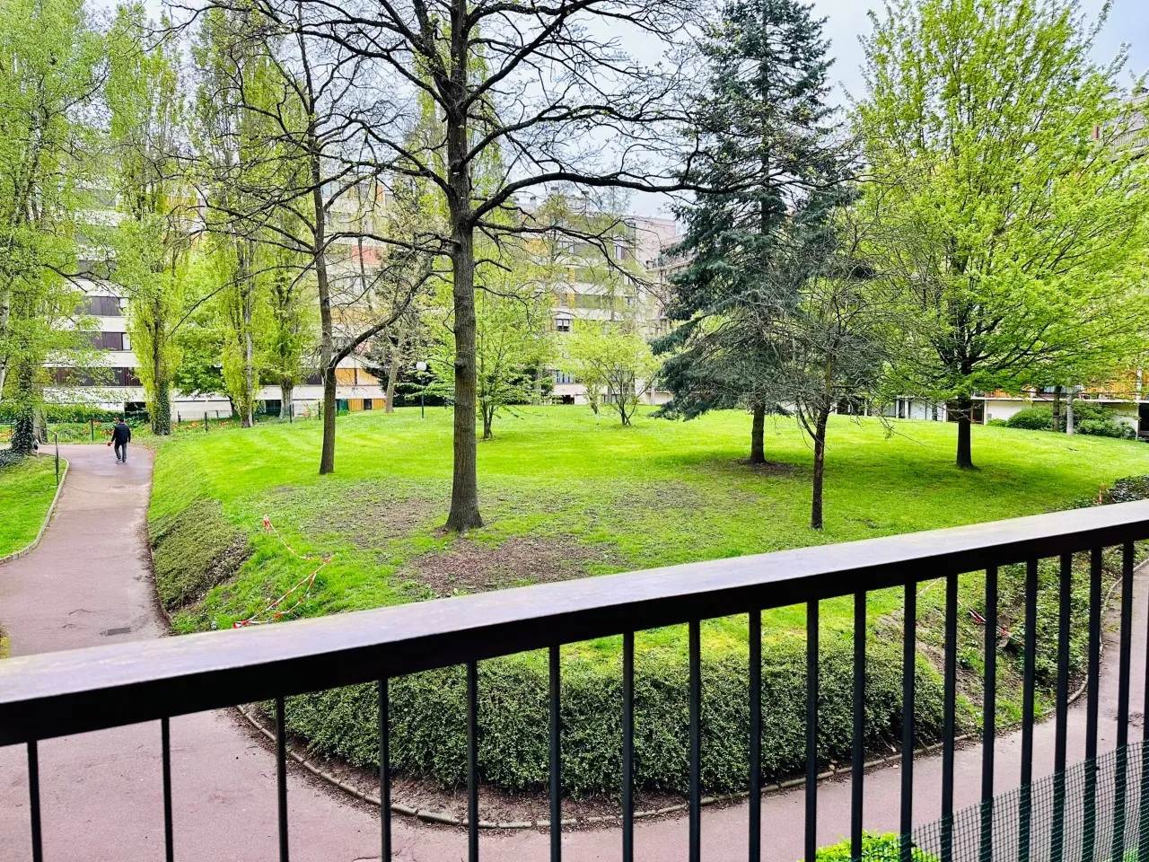 Bel appartement avec balcon et piscine à Fontenay le Fleury 