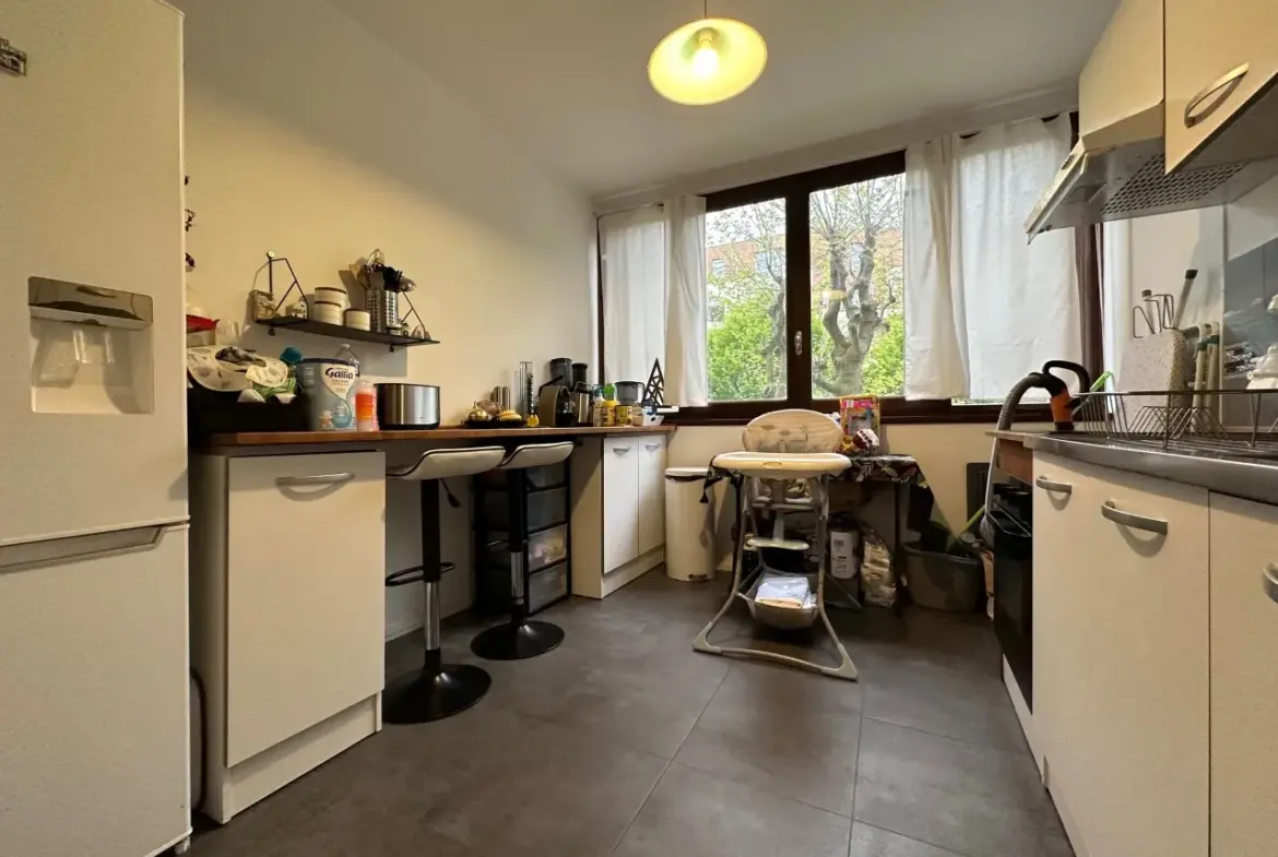 Bel appartement avec balcon et piscine à Fontenay le Fleury 