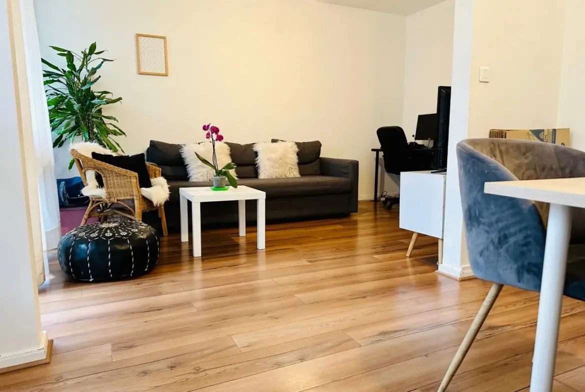 Bel appartement avec balcon et piscine à Fontenay le Fleury 
