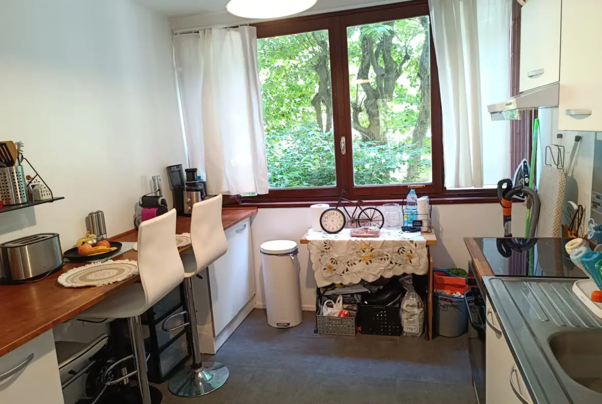 Bel appartement avec balcon et piscine à Fontenay le Fleury 