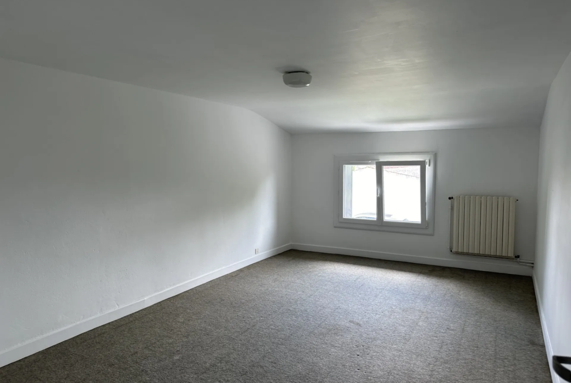 À vendre : Maison traditionnelle à rénover à Semussac, 6 chambres 