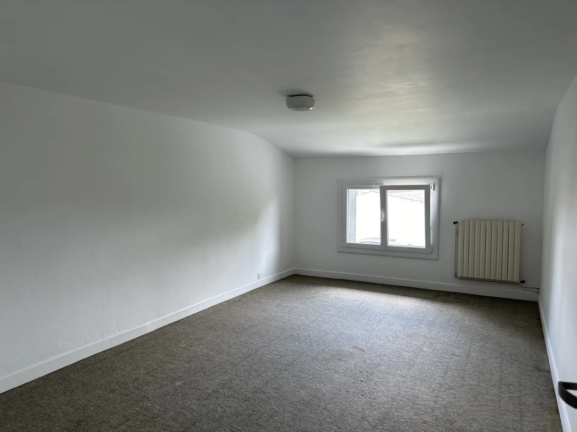 À vendre : Maison traditionnelle à rénover à Semussac, 6 chambres 