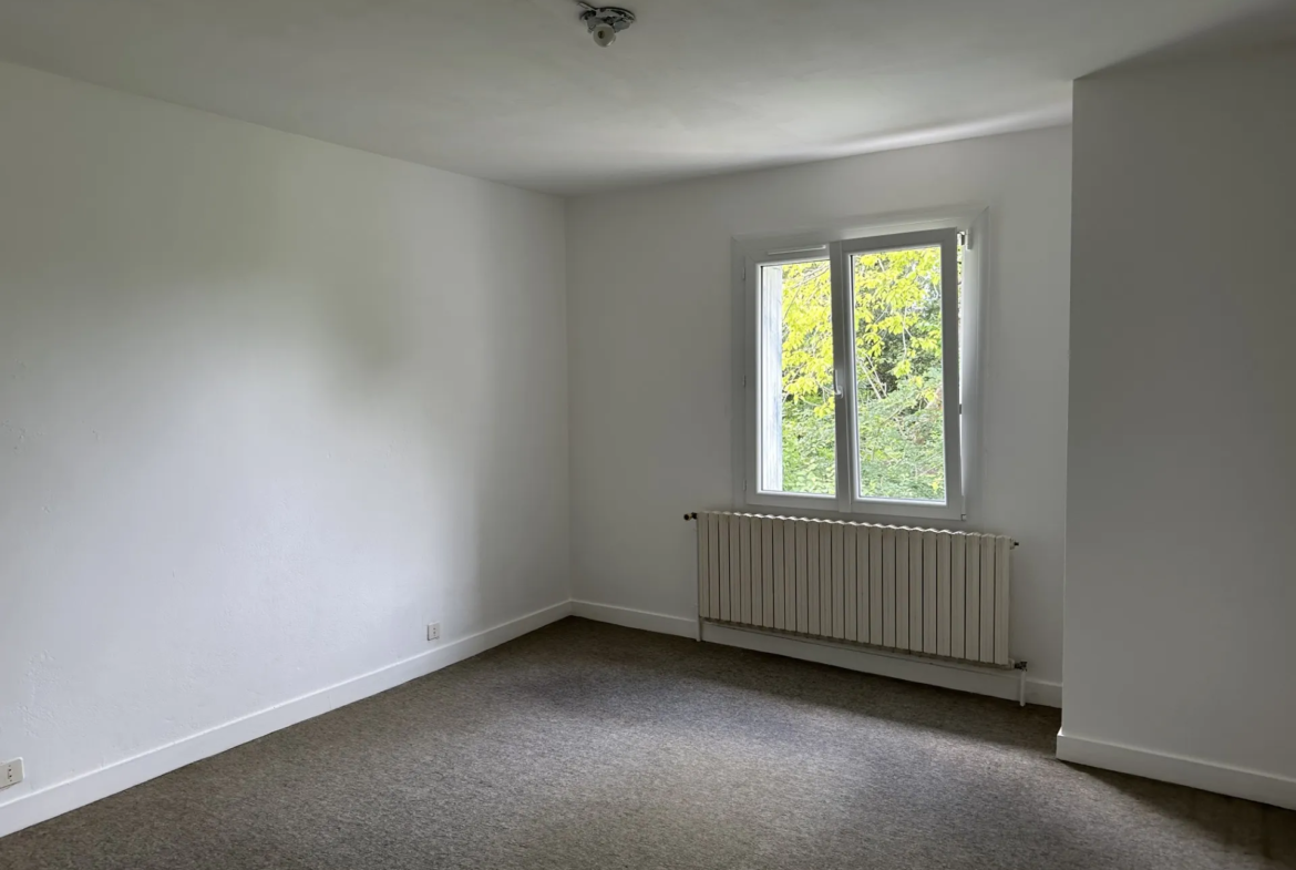 À vendre : Maison traditionnelle à rénover à Semussac, 6 chambres 