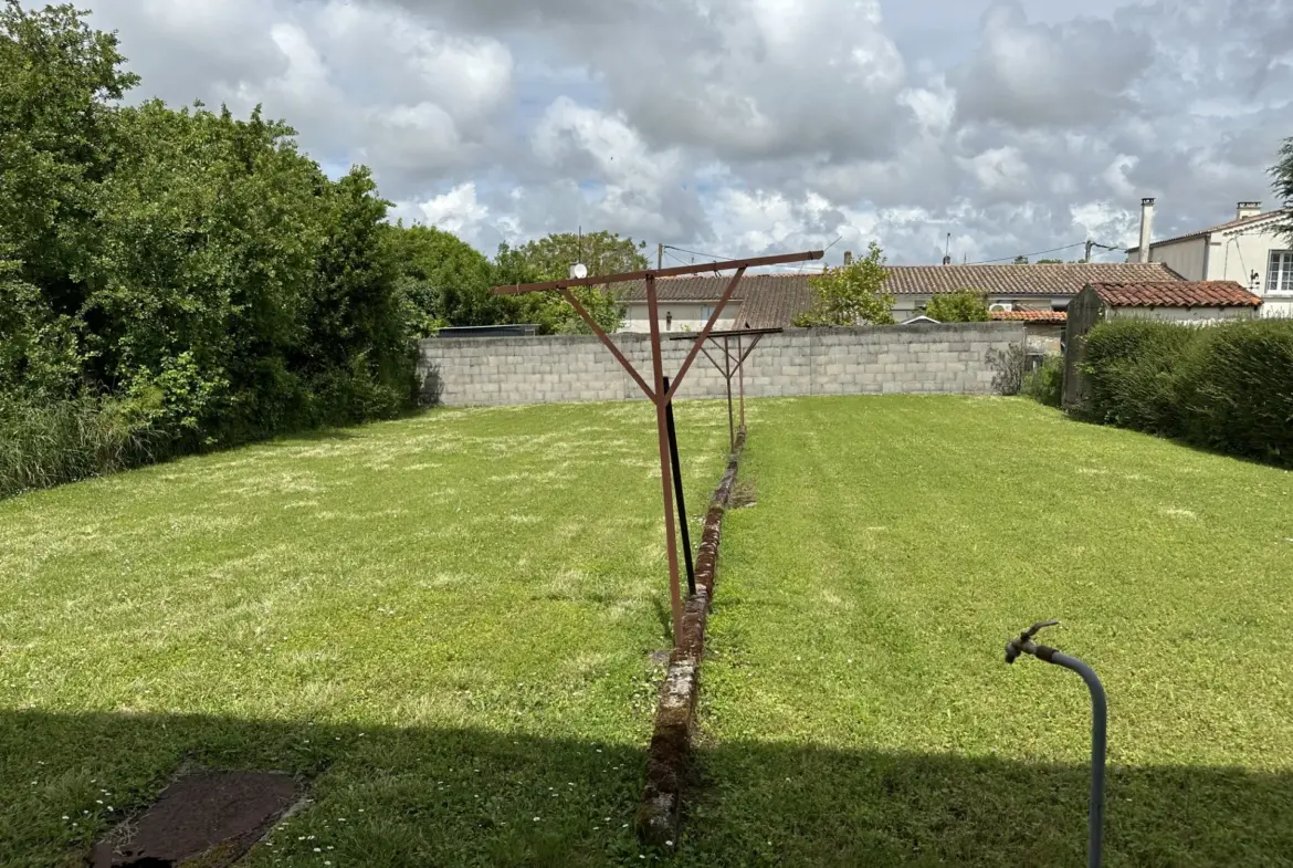 À vendre : Maison traditionnelle à rénover à Semussac, 6 chambres 
