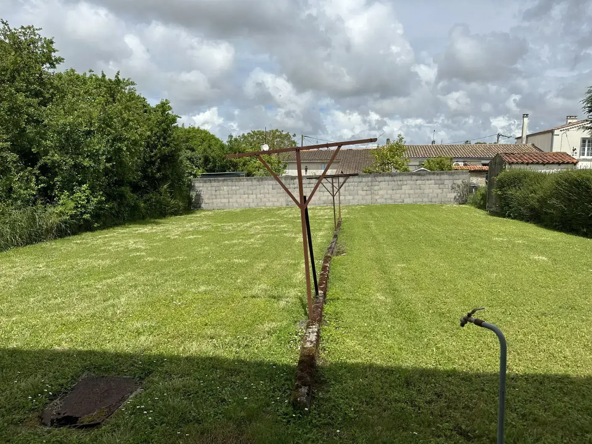 À vendre : Maison traditionnelle à rénover à Semussac, 6 chambres 