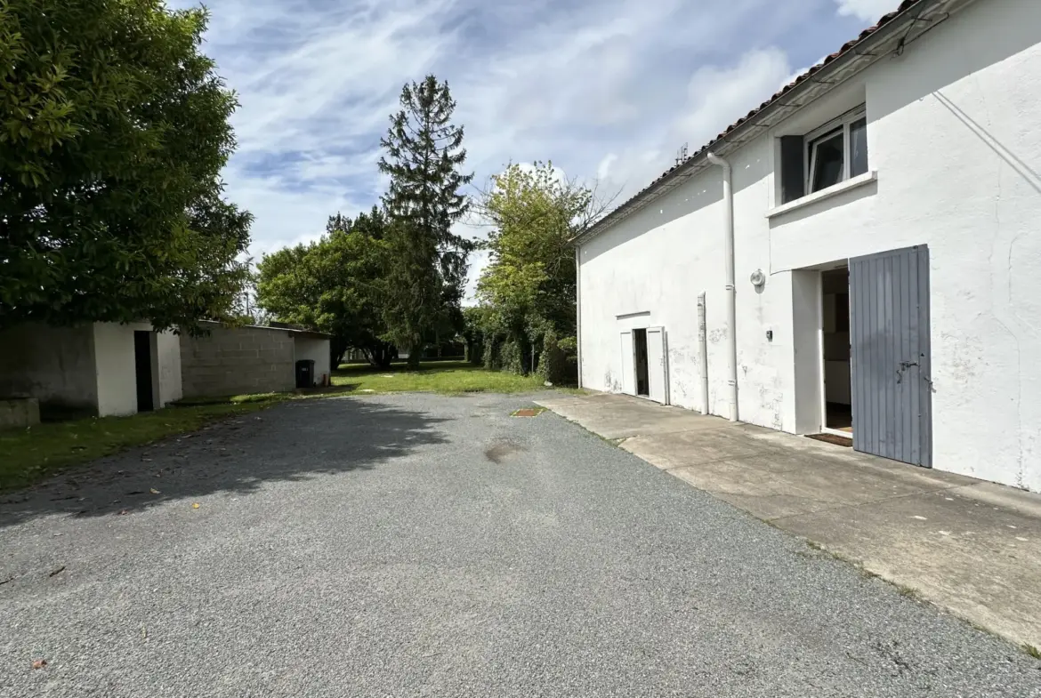 À vendre : Maison traditionnelle à rénover à Semussac, 6 chambres 