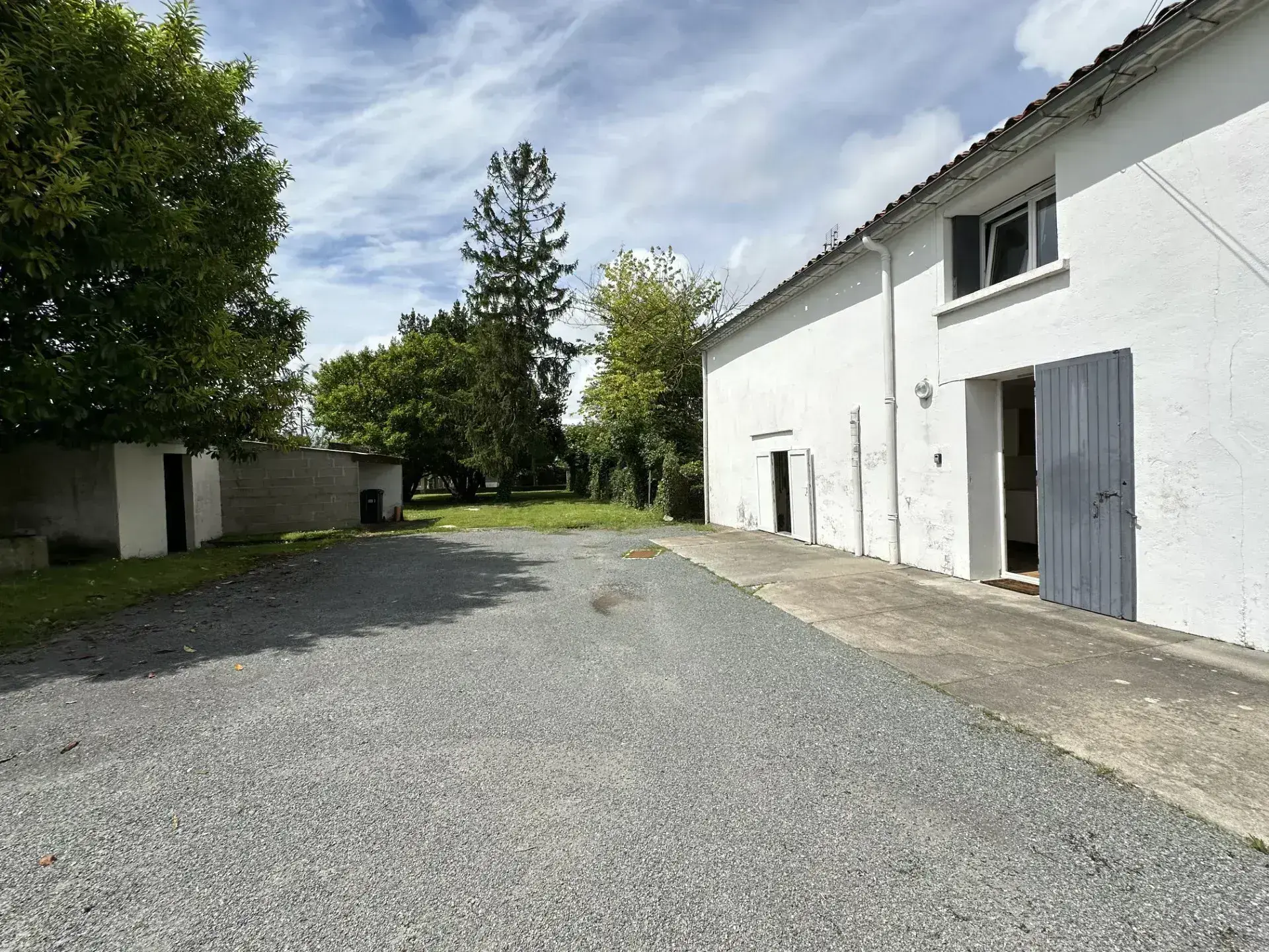 À vendre : Maison traditionnelle à rénover à Semussac, 6 chambres 