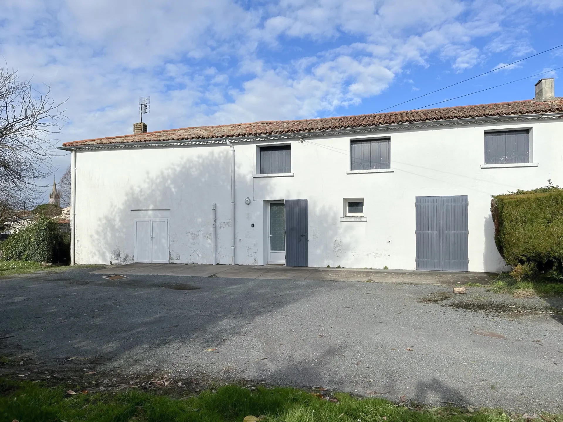À vendre : Maison traditionnelle à rénover à Semussac, 6 chambres 