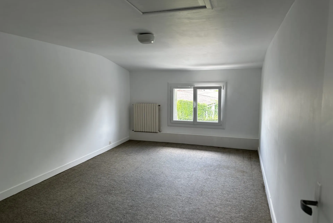 À vendre : Maison traditionnelle à rénover à Semussac, 6 chambres 