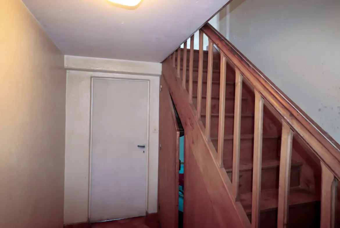 À vendre : Maison traditionnelle à rénover à Semussac, 6 chambres 
