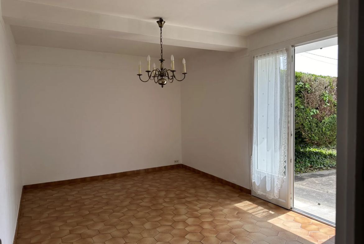 À vendre : Maison traditionnelle à rénover à Semussac, 6 chambres 