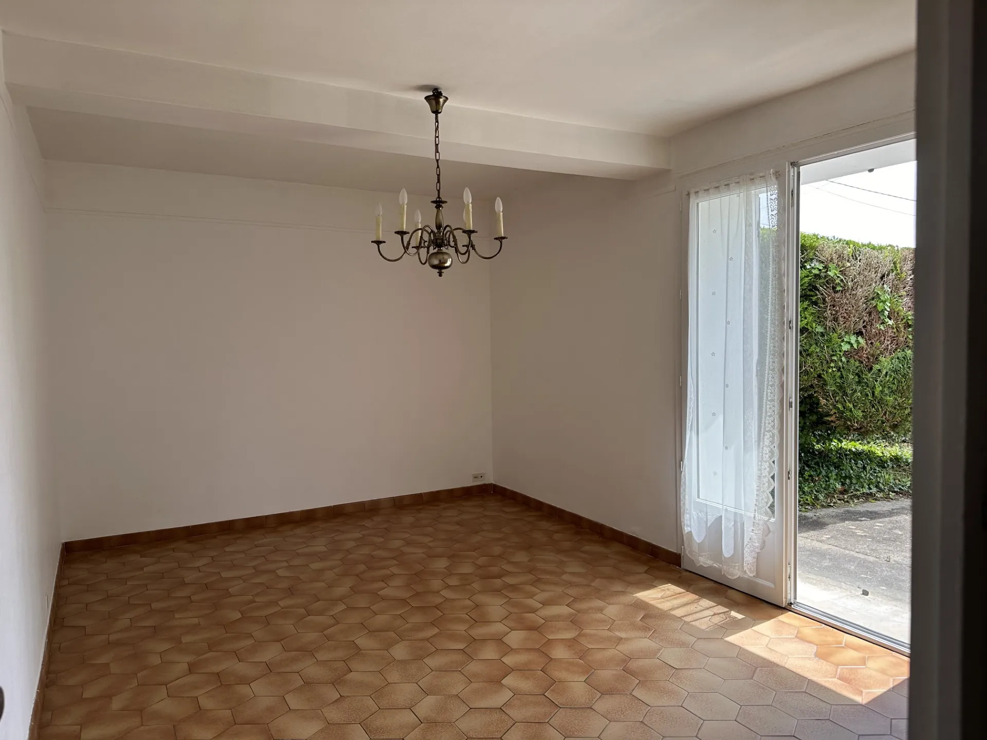À vendre : Maison traditionnelle à rénover à Semussac, 6 chambres 