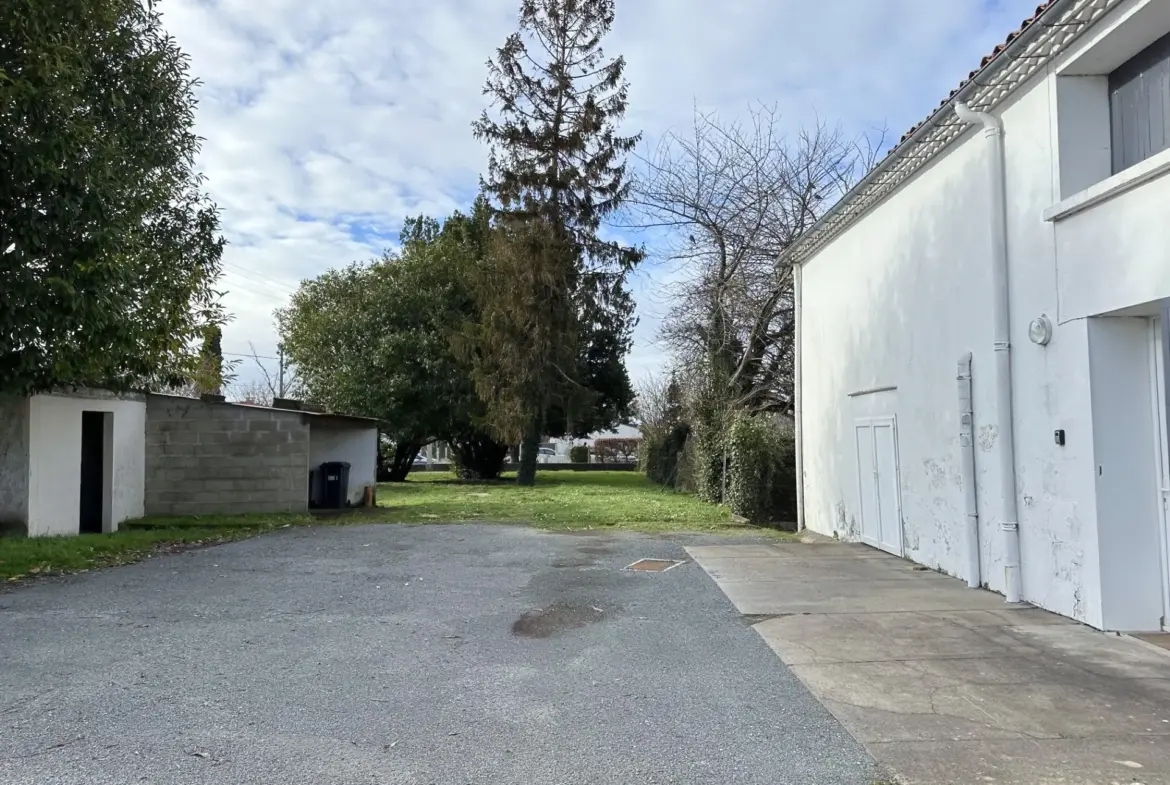 À vendre : Maison traditionnelle à rénover à Semussac, 6 chambres 