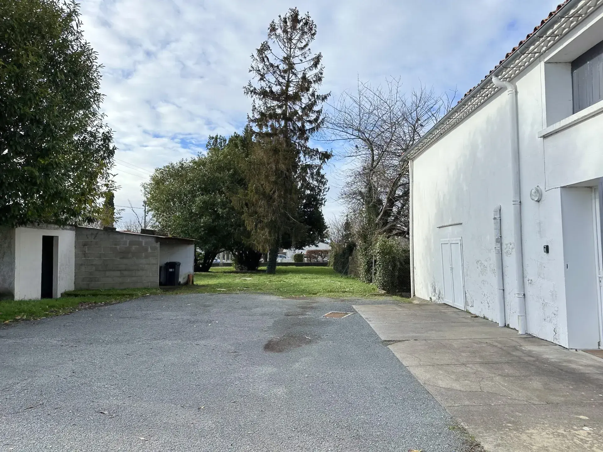 À vendre : Maison traditionnelle à rénover à Semussac, 6 chambres 