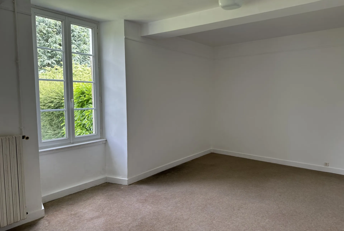 À vendre : Maison traditionnelle à rénover à Semussac, 6 chambres 
