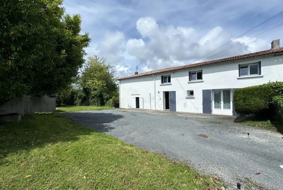 À vendre : Maison traditionnelle à rénover à Semussac, 6 chambres 