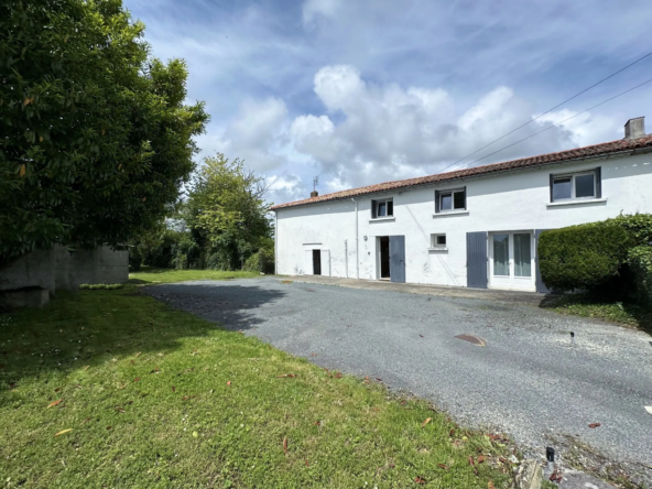 À vendre : Maison traditionnelle à rénover à Semussac, 6 chambres