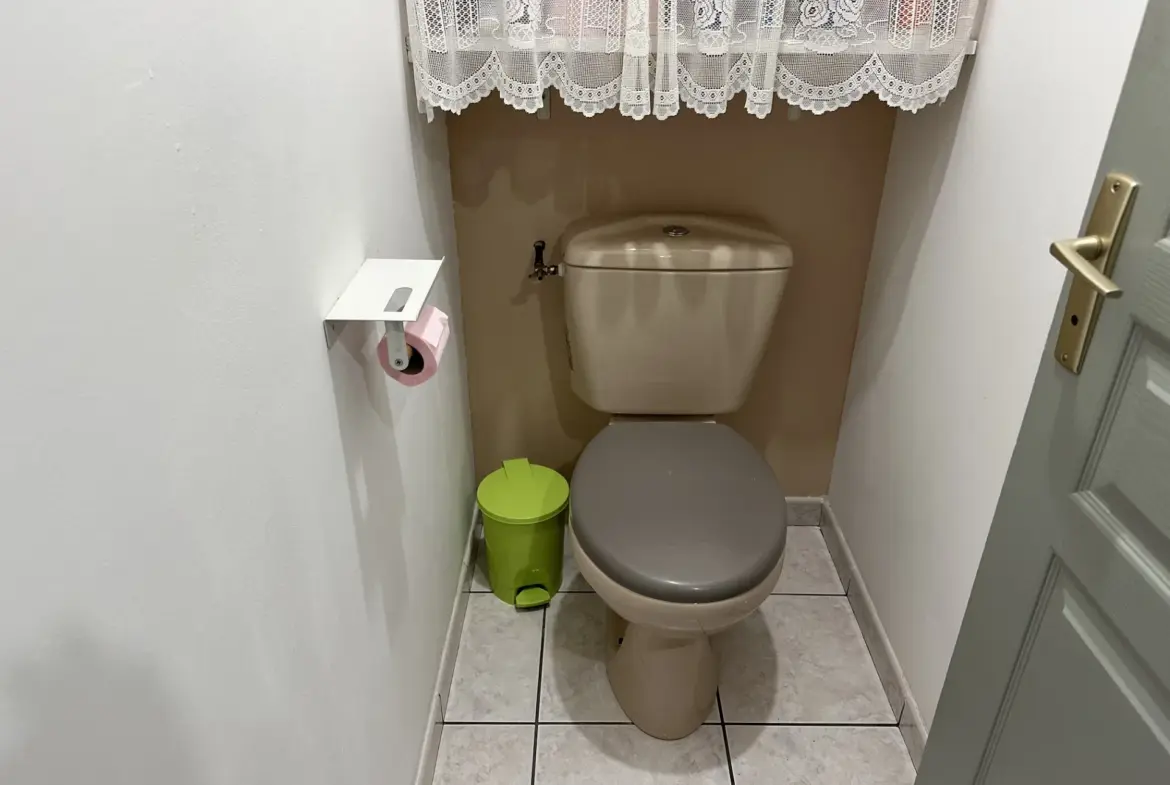 À vendre : Maison traditionnelle à rénover à Semussac, 6 chambres 