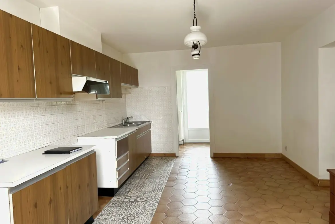 À vendre : Maison traditionnelle à rénover à Semussac, 6 chambres 