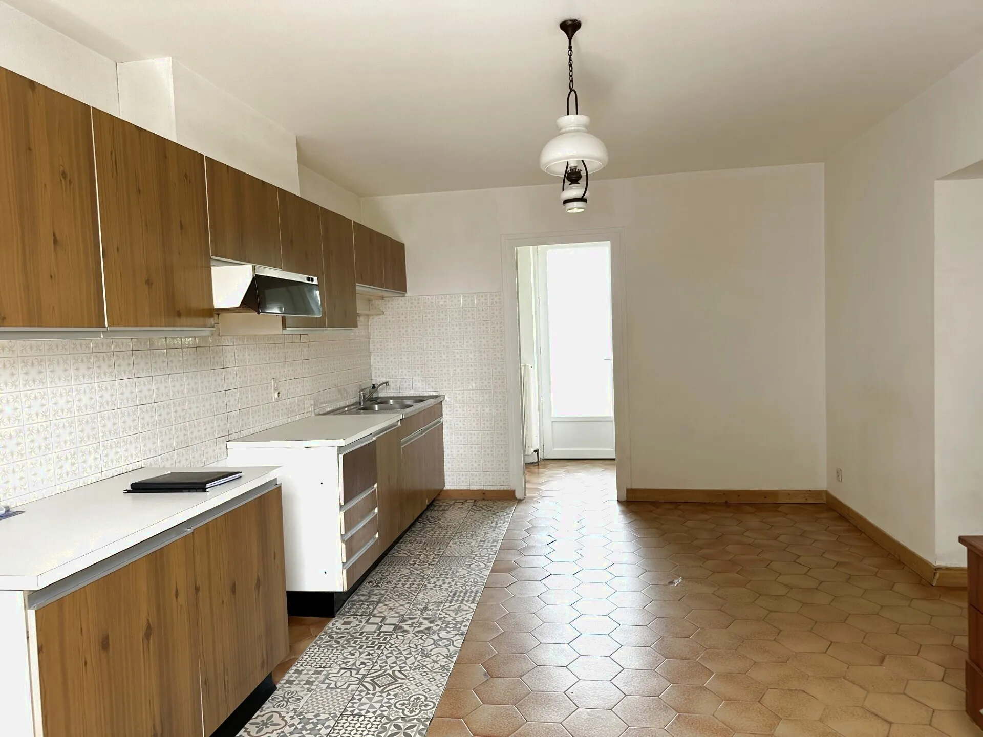 À vendre : Maison traditionnelle à rénover à Semussac, 6 chambres 