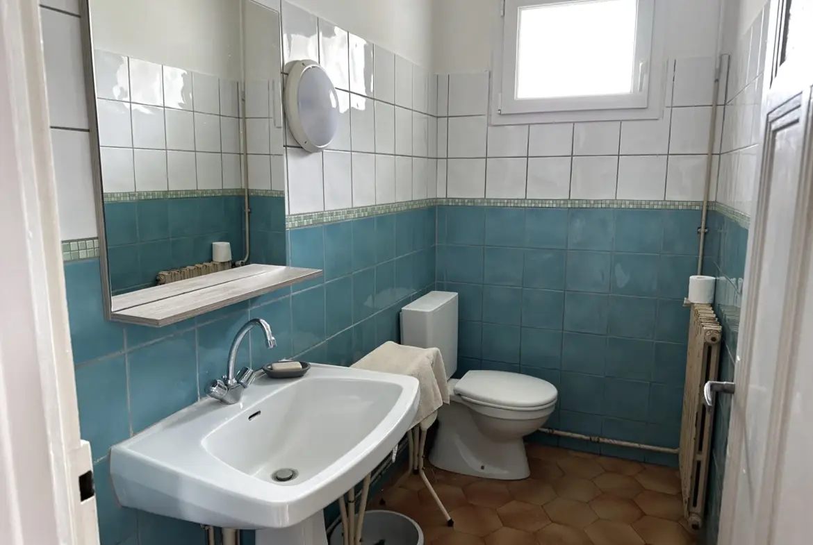 À vendre : Maison traditionnelle à rénover à Semussac, 6 chambres 