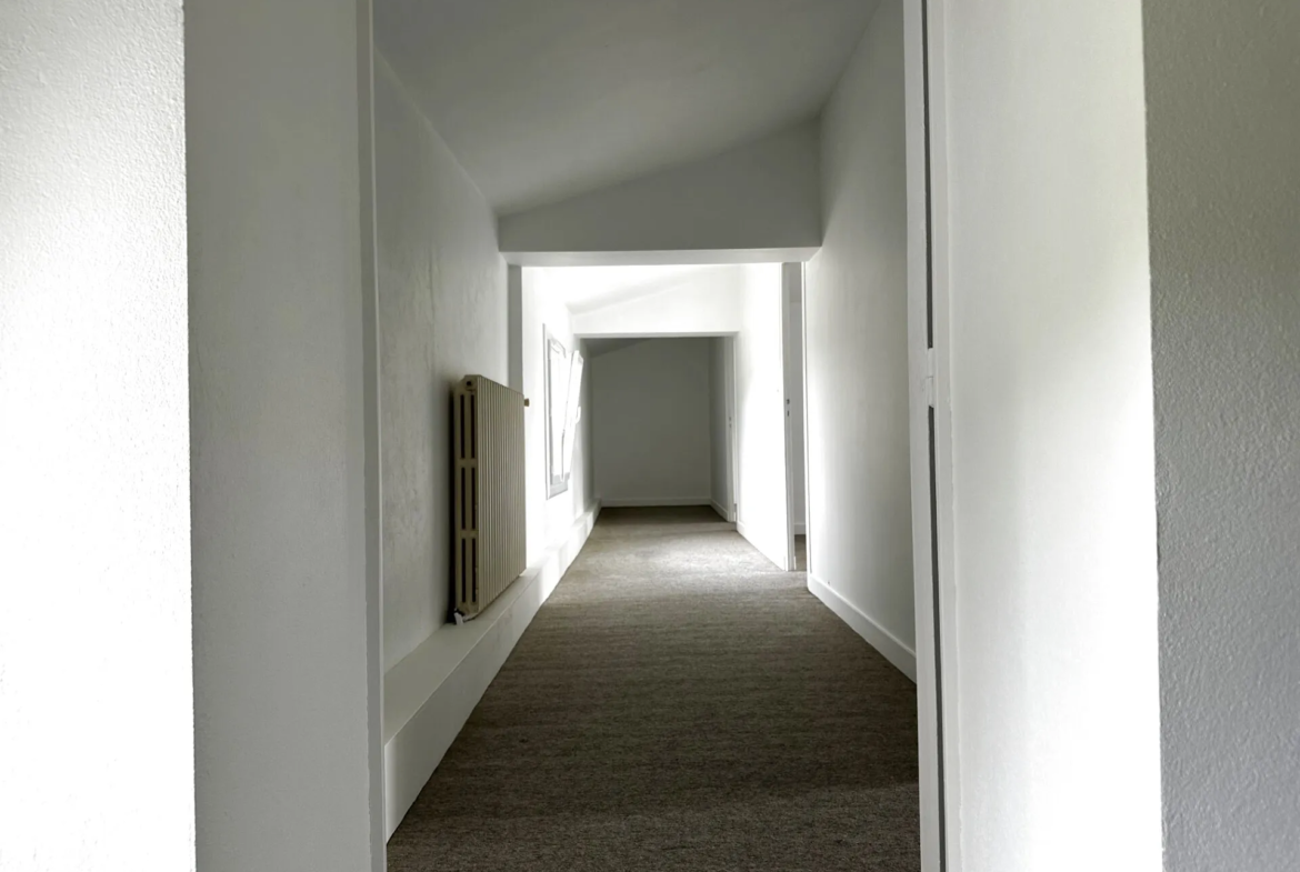 À vendre : Maison traditionnelle à rénover à Semussac, 6 chambres 