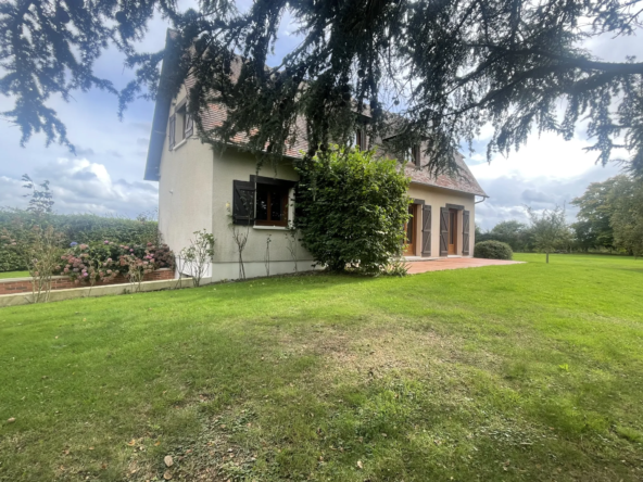 Charmant pavillon avec 6000 m² de terrain à Orbec 